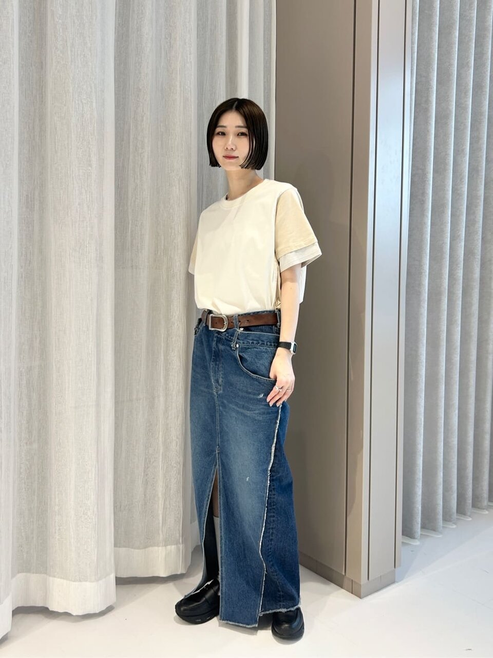 デニムスカートをはいた女性
