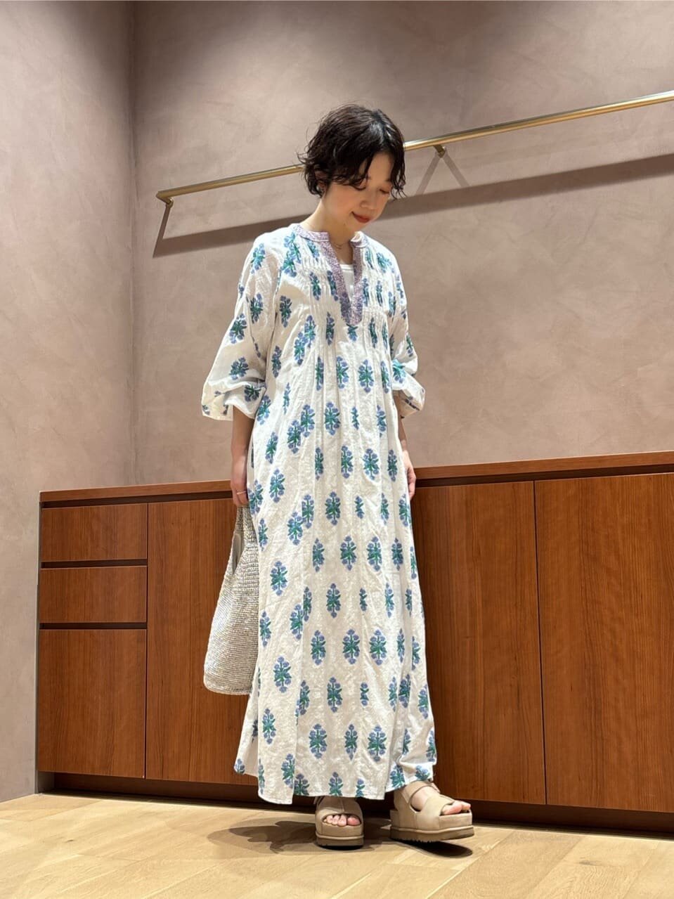 白のワンピースを着た女性