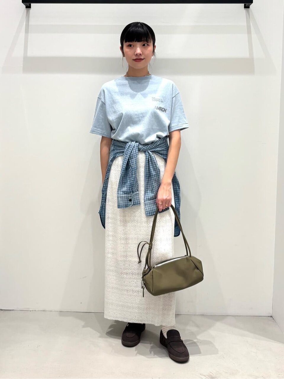 ライトブルーのTシャツを着た女性