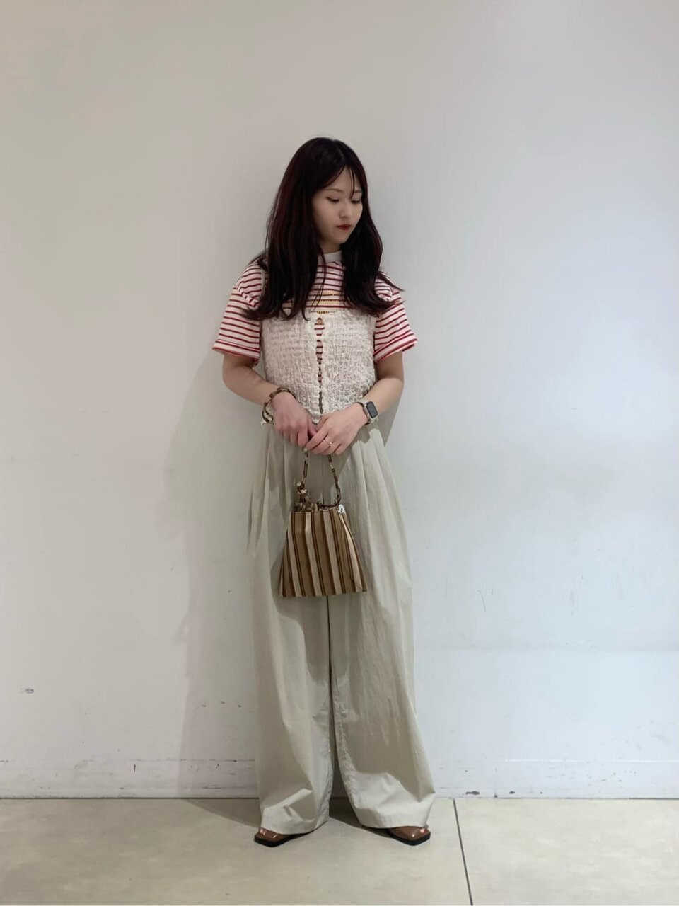 ボーダー柄のTシャツを着た女性