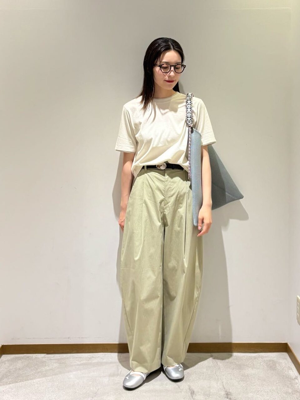 オフホワイトのTシャツを着た女性
