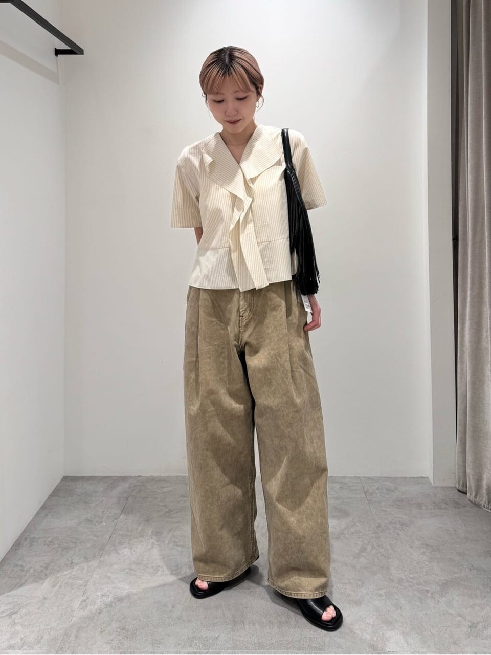 シャツブラウス×ワイドパンツのコーデ