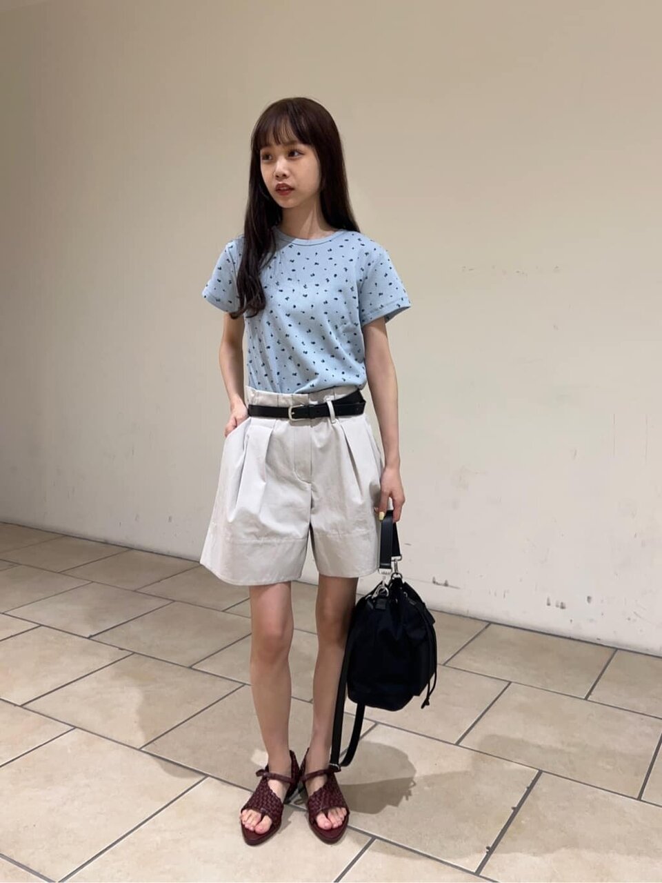 小花柄Tシャツ×ショートパンツのコーデ
