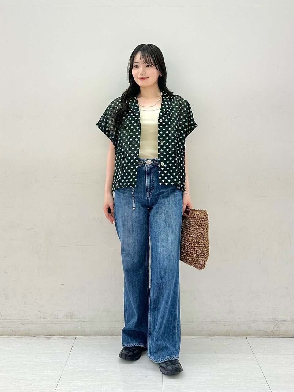 黒のシアーシャツを着た女性