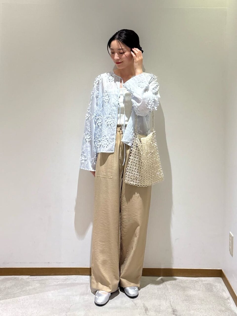 ライトブルーのシャツを着た女性