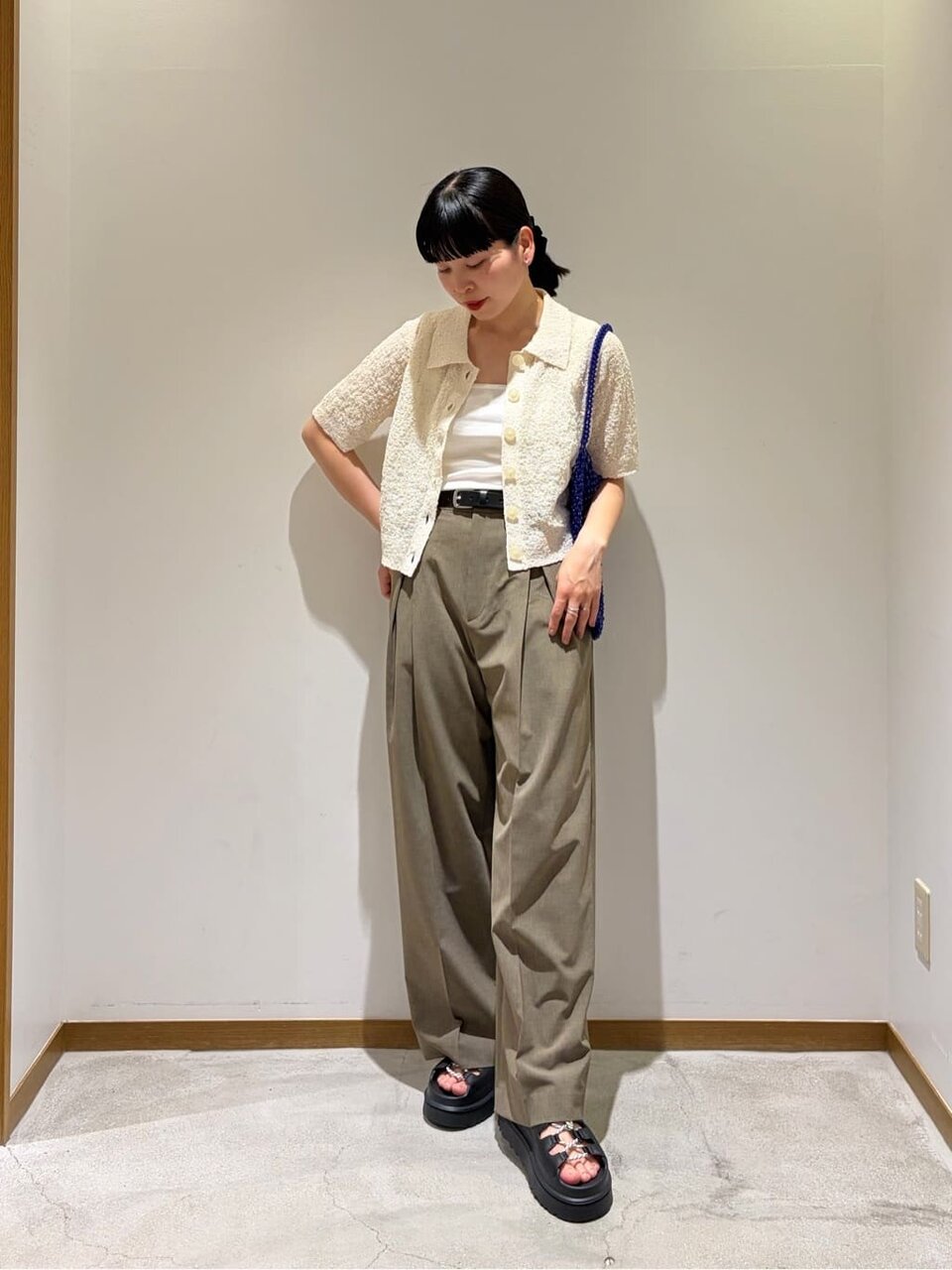 オフホワイトのカーディガンを着た女性