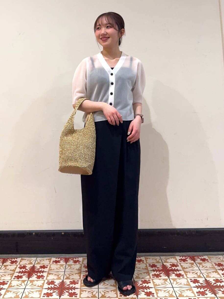 シアーカーディガンを着た女性