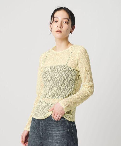 レース生地のトップスを着た女性