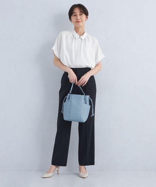 襟付きのシャツを着た女性