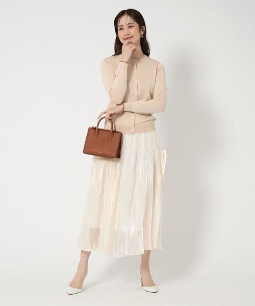ベージュのカーディガンを着た女性