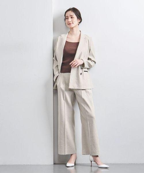 ナチュラルカラーのジャケットを着た女性
