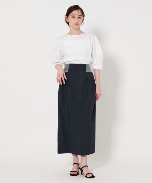 マキシスカートをはいた女性