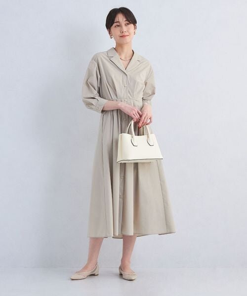 ベージュのワンピースを着た女性