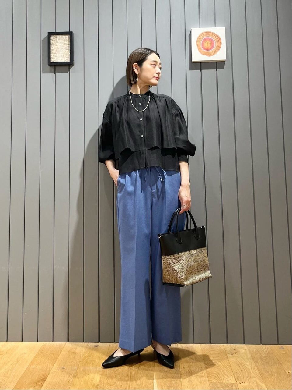 コバルトブルーのワイドパンツをはいた女性