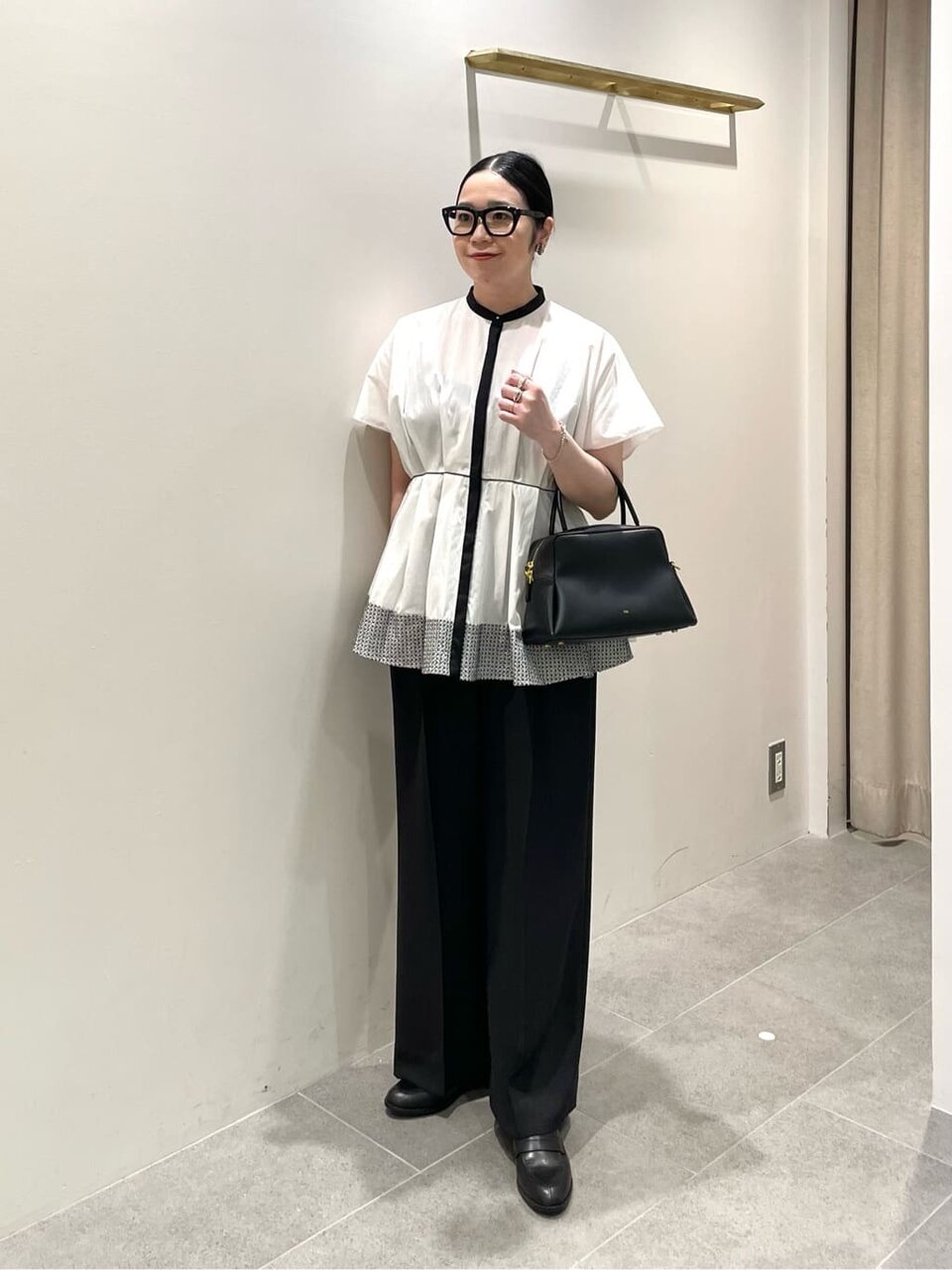 黒のワイドパンツをはいた女性