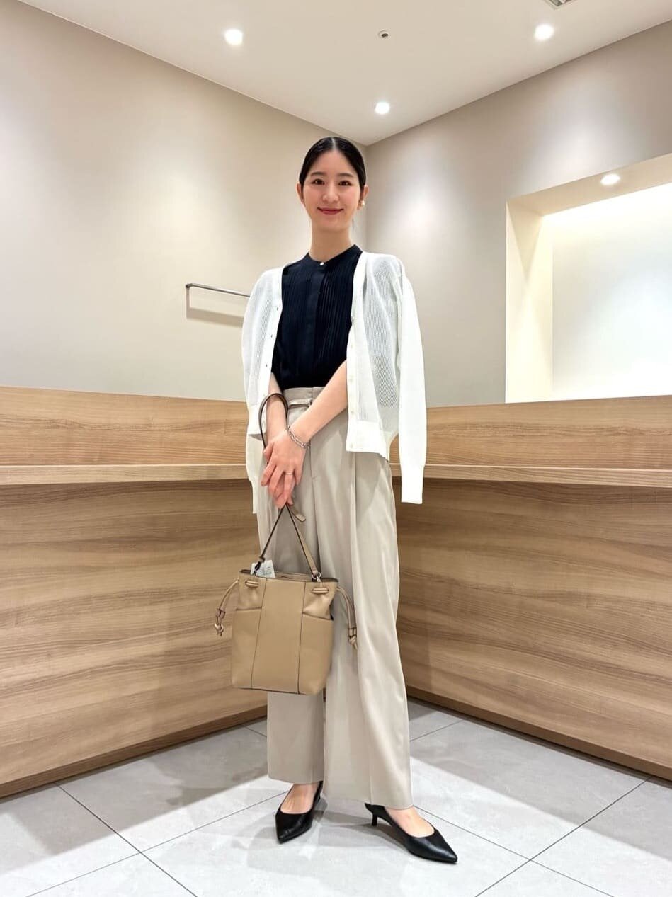メッシュカーディガンを着た女性