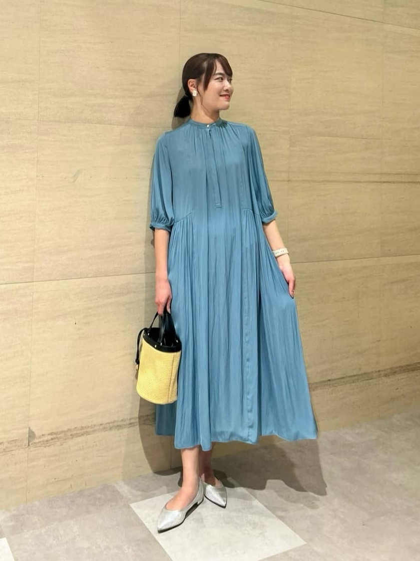 コバルトブルーのワンピースを着た女性