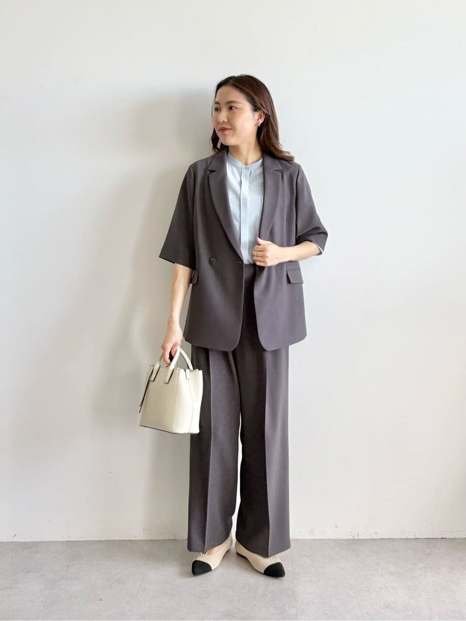 ダークグレーのジャケットを着た女性