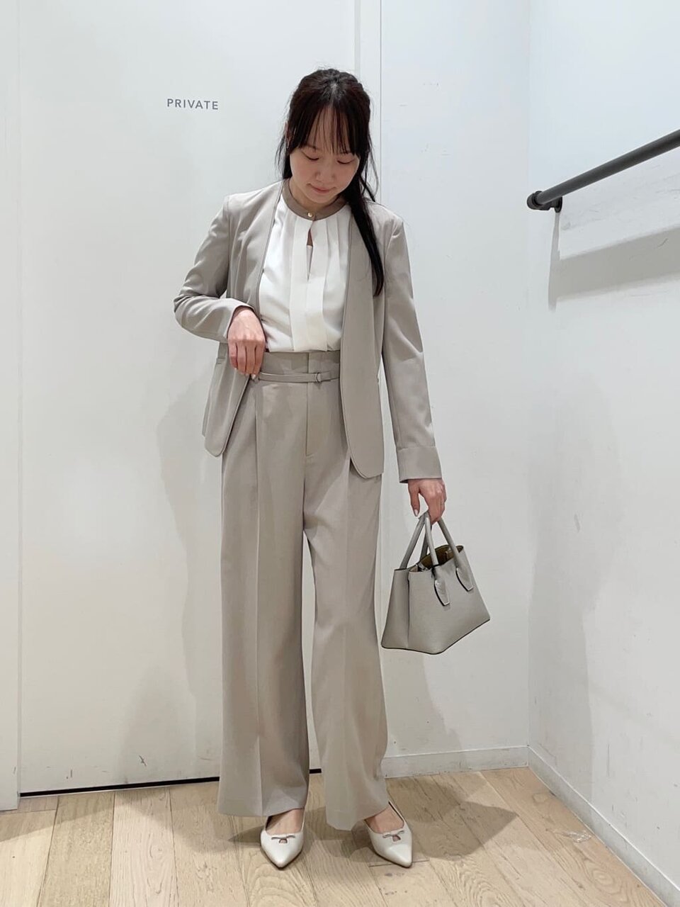 ノーカラージャケットを着た女性