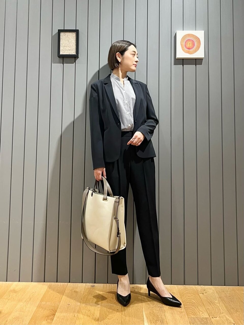 ネイビーのジャケットを着た女性