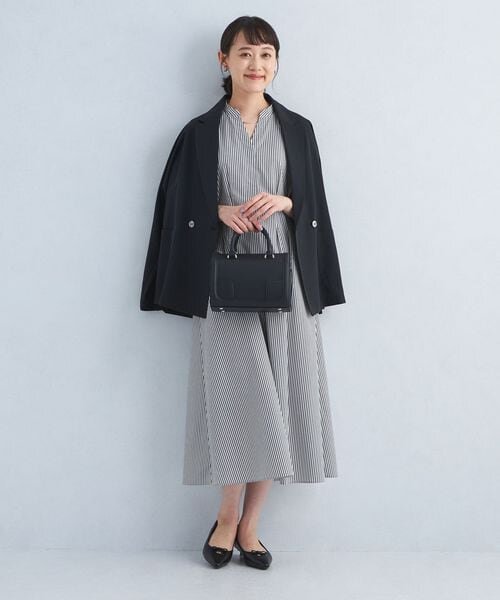  ワンピースにジャケットを羽織った女性