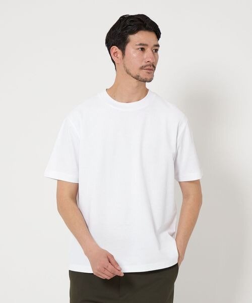 白のTシャツを着用している男性