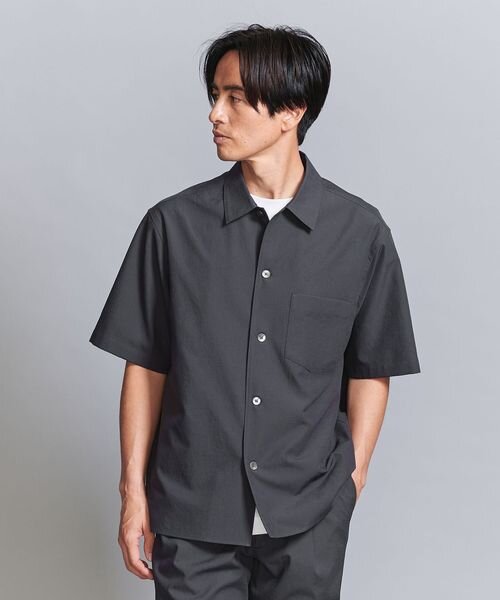 シャツを着用している男性