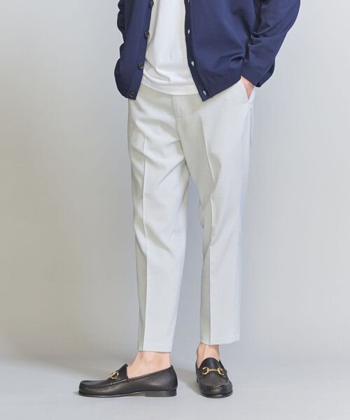 スラックスを履いている男性
