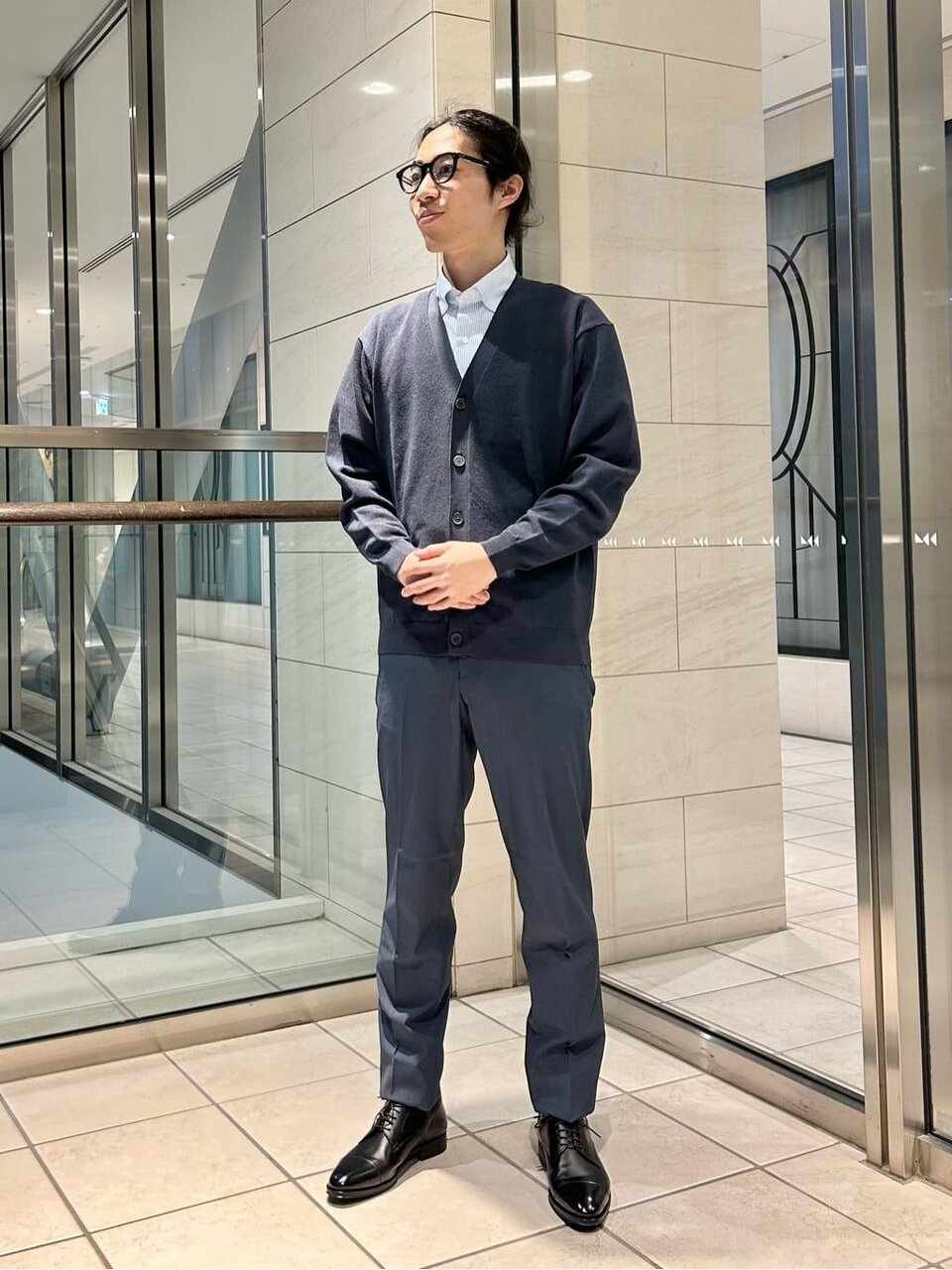ライトブルーのシャツ×ネイビーのカーディガンのコーデ