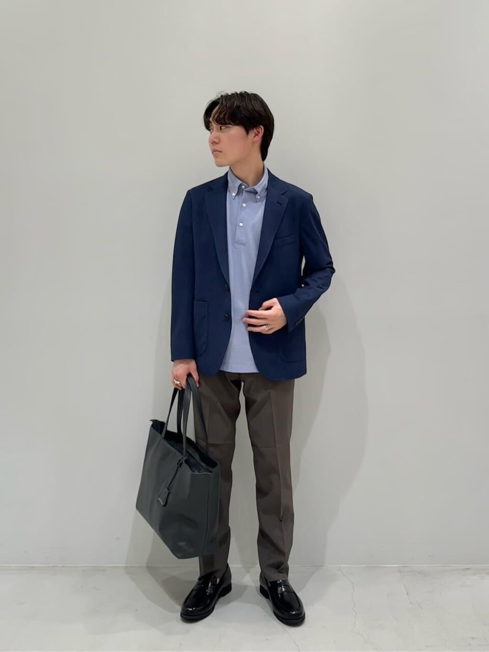 ネイビーのジャケット×ベージュのパンツのコーデ