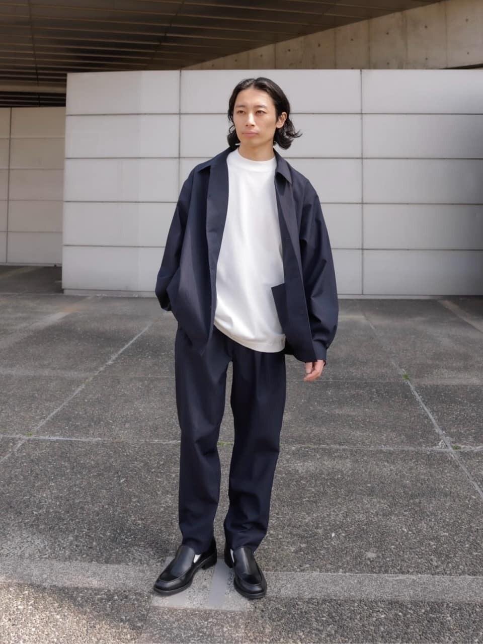 白のジャケットニット×ネイビーのキャンプカラーシャツ
