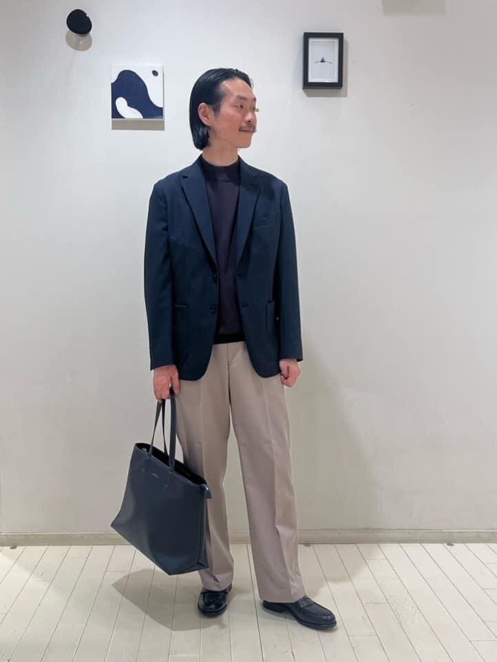 ダークグレーの半袖ニット×ネイビーのジャケットのコーデ