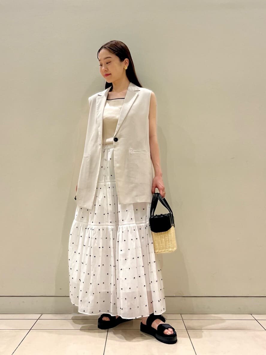 ベストと水玉のスカートを着た女性