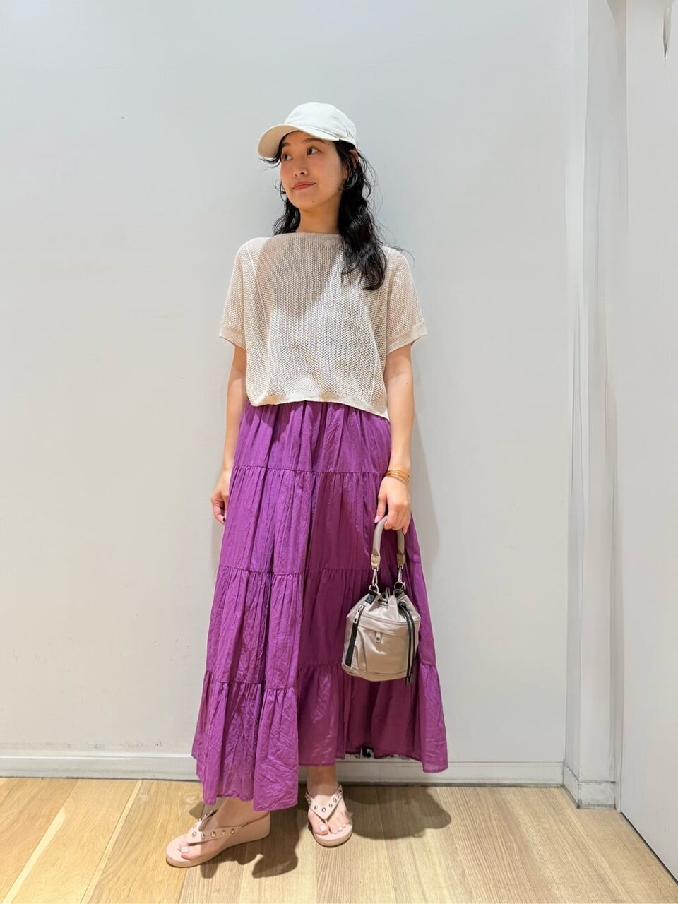 紫のティアードスカートを着た女性