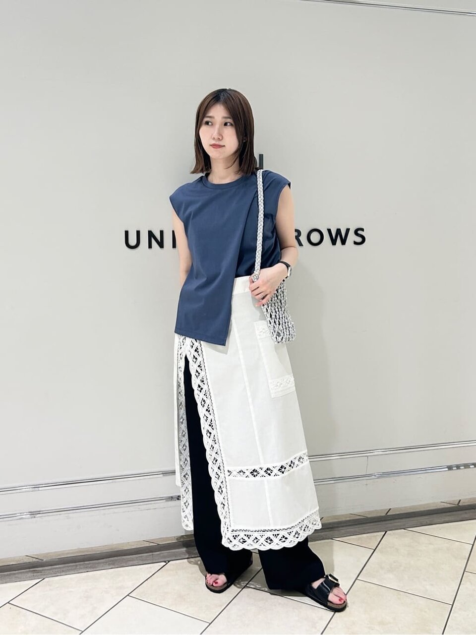 カットソーにレースのラップスカートをあわせた女性