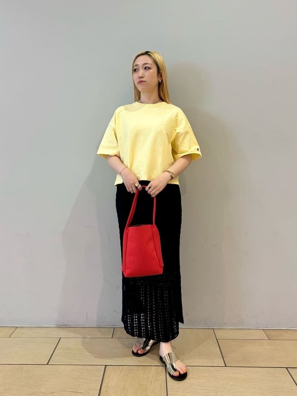 Tシャツとニットスカートのコーデ