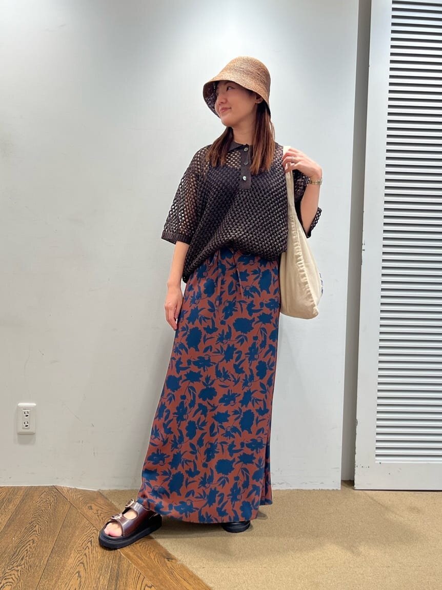 メッシュトップスとスカートのコーデ