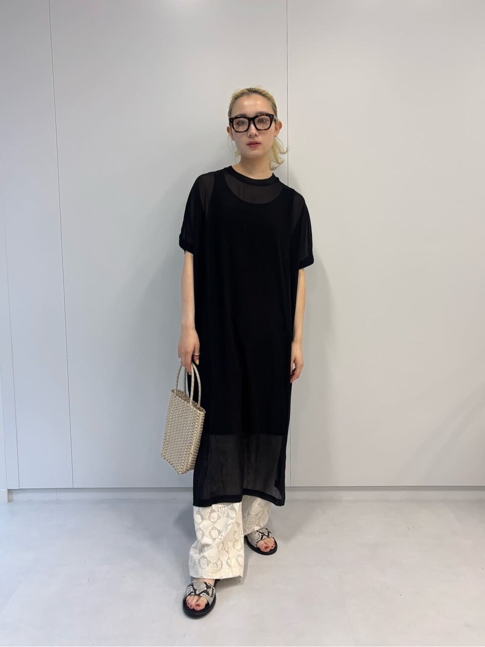 ワンピースとサングラスを身につけた女性