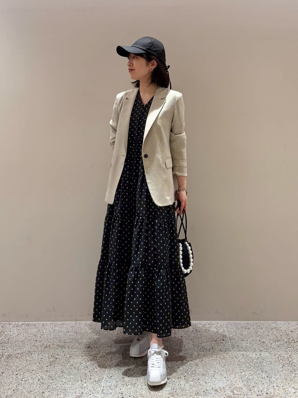 ワンピースにジャケットを羽織った女性