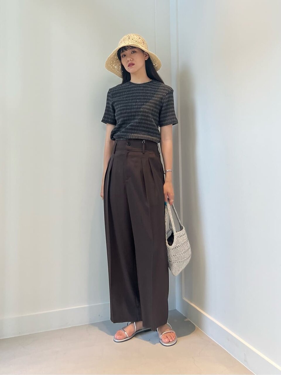 ボーダーTシャツを着た女性