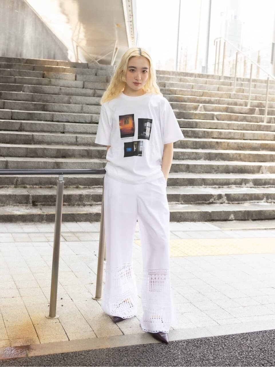 プリントTシャツを着た女性