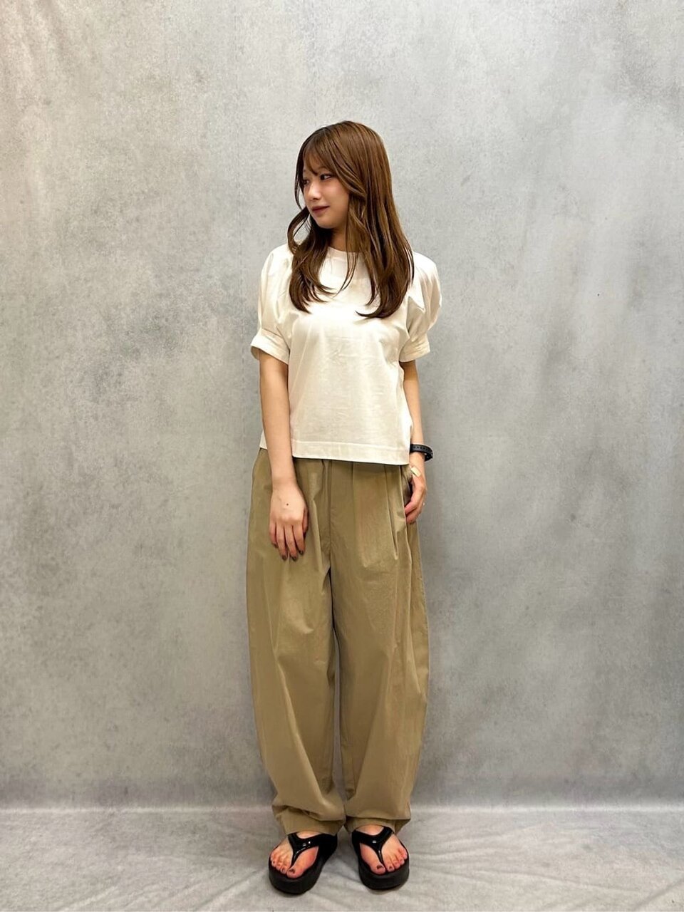 白Tシャツのフェミニンカジュアルコーデ
