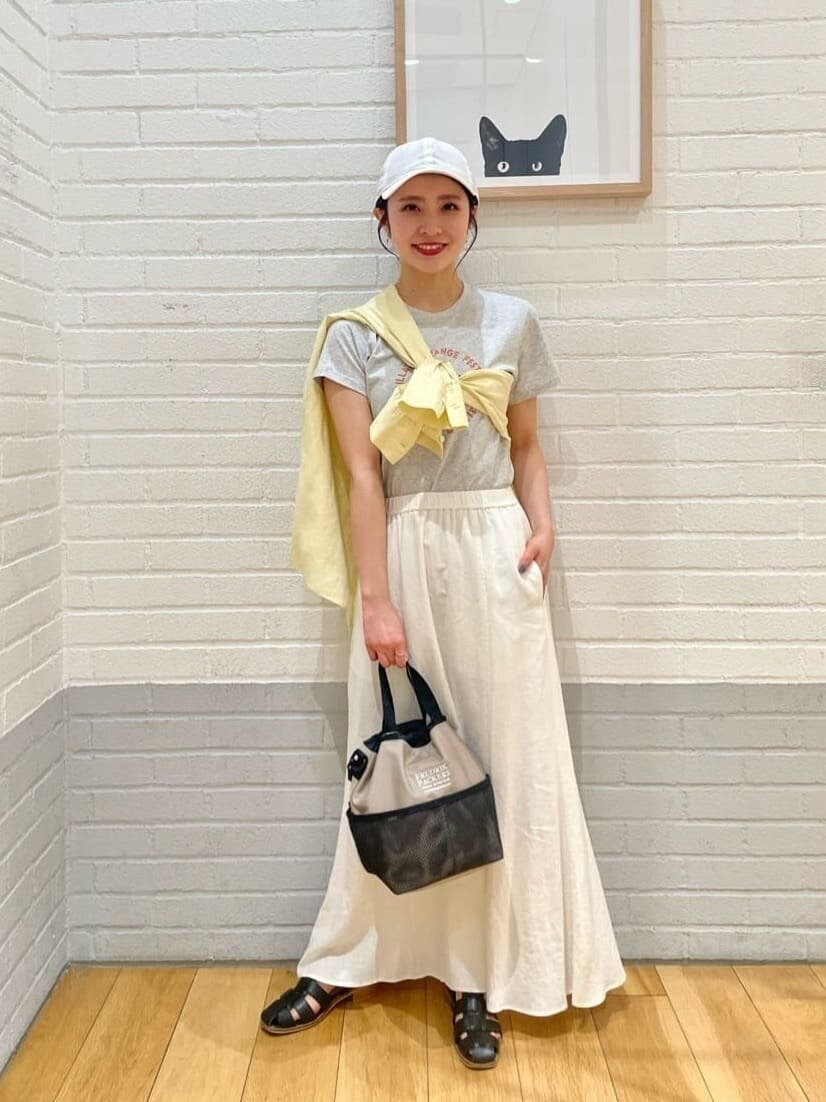 プリントTシャツとリネン素材のスカートが涼し気なコーデ