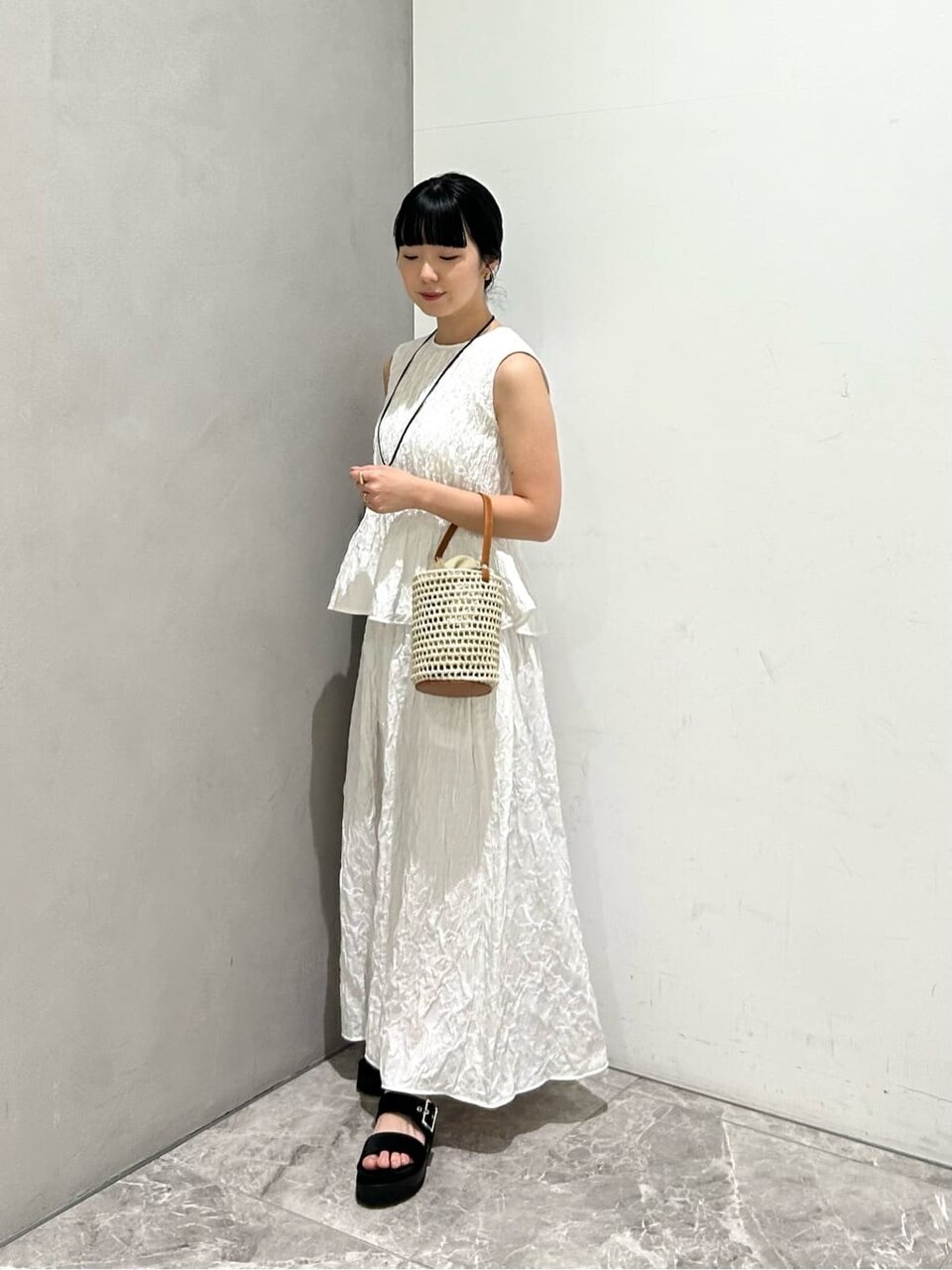 ノースリーブのセットアップを着た女性