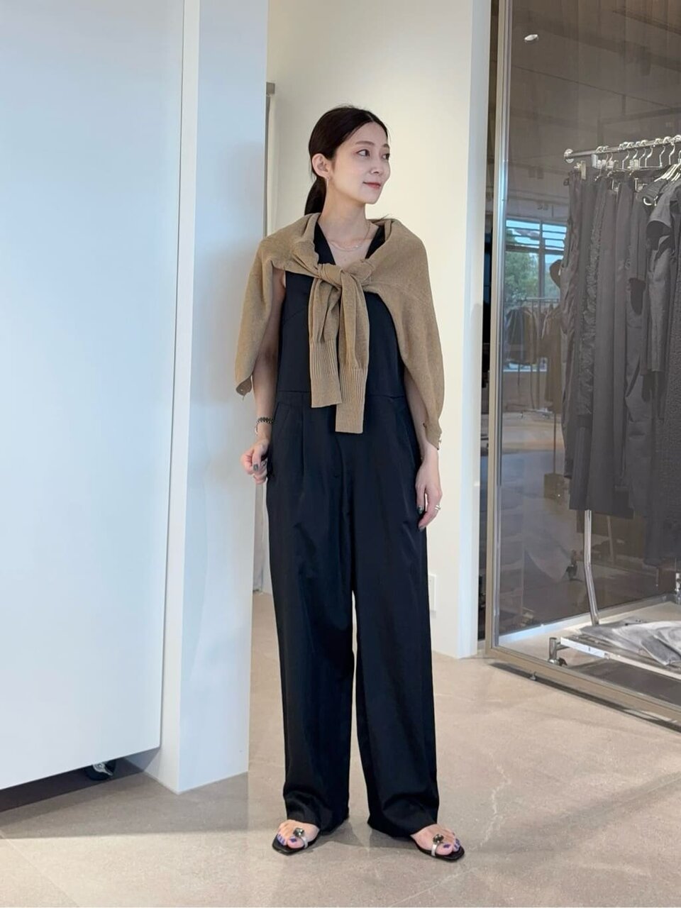 ノースリーブのオールインワンを着た女性