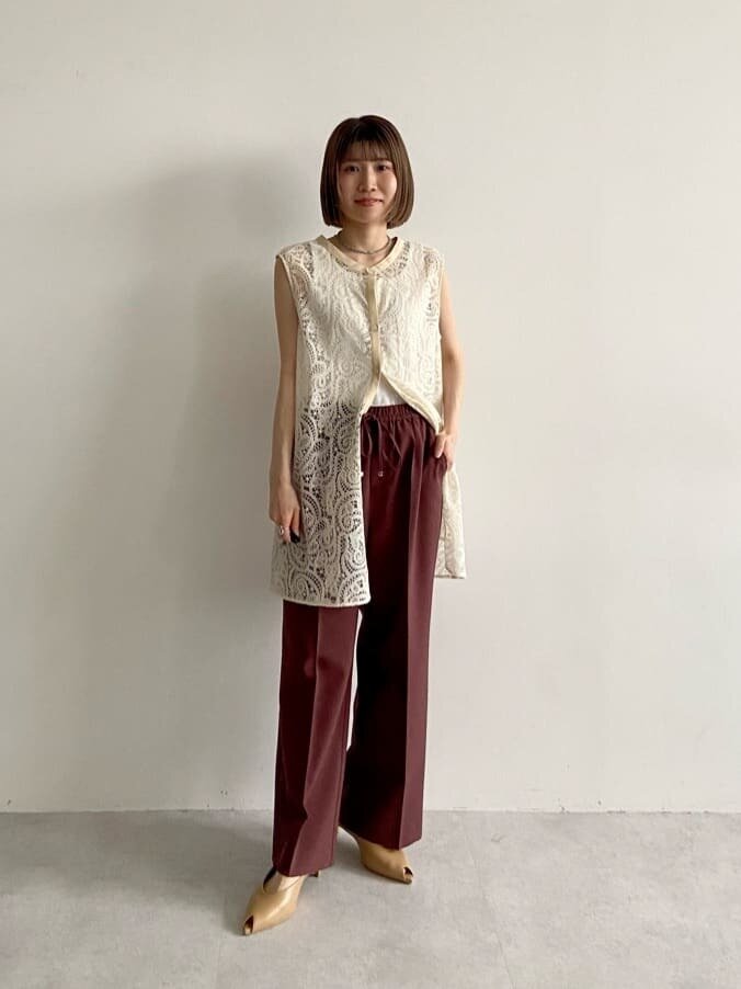 レース素材が大人の雰囲気漂うノースリーブコーデ