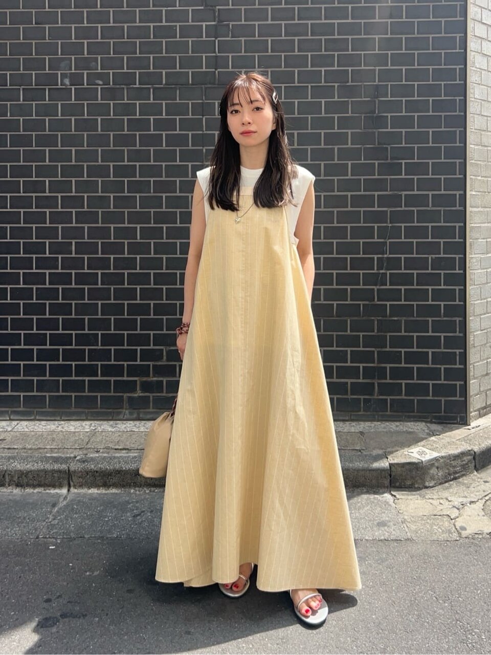 Aラインのワンピースを着た女性