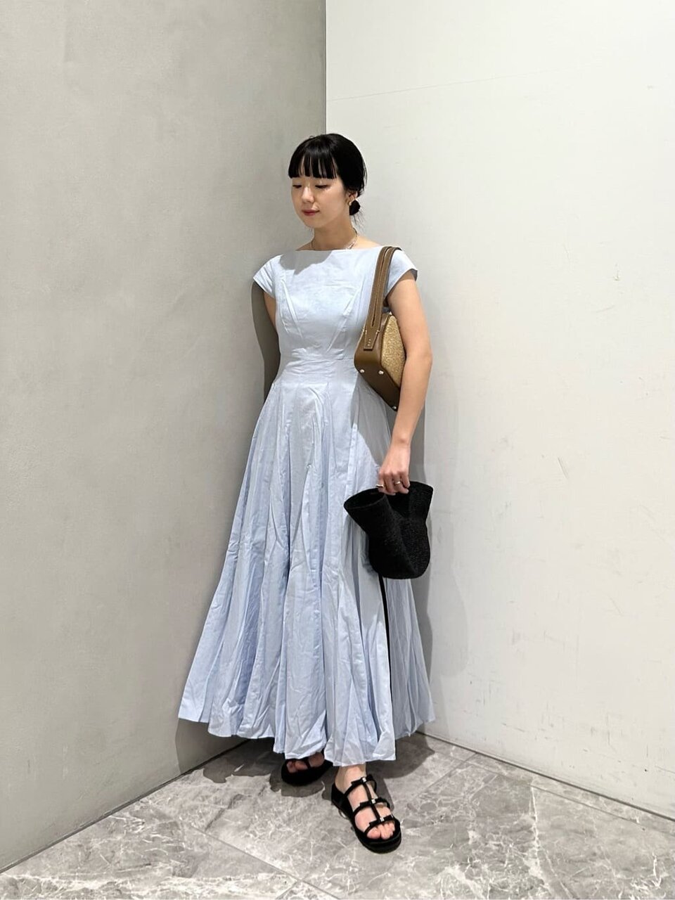 ブルーのワンピースを着た女性