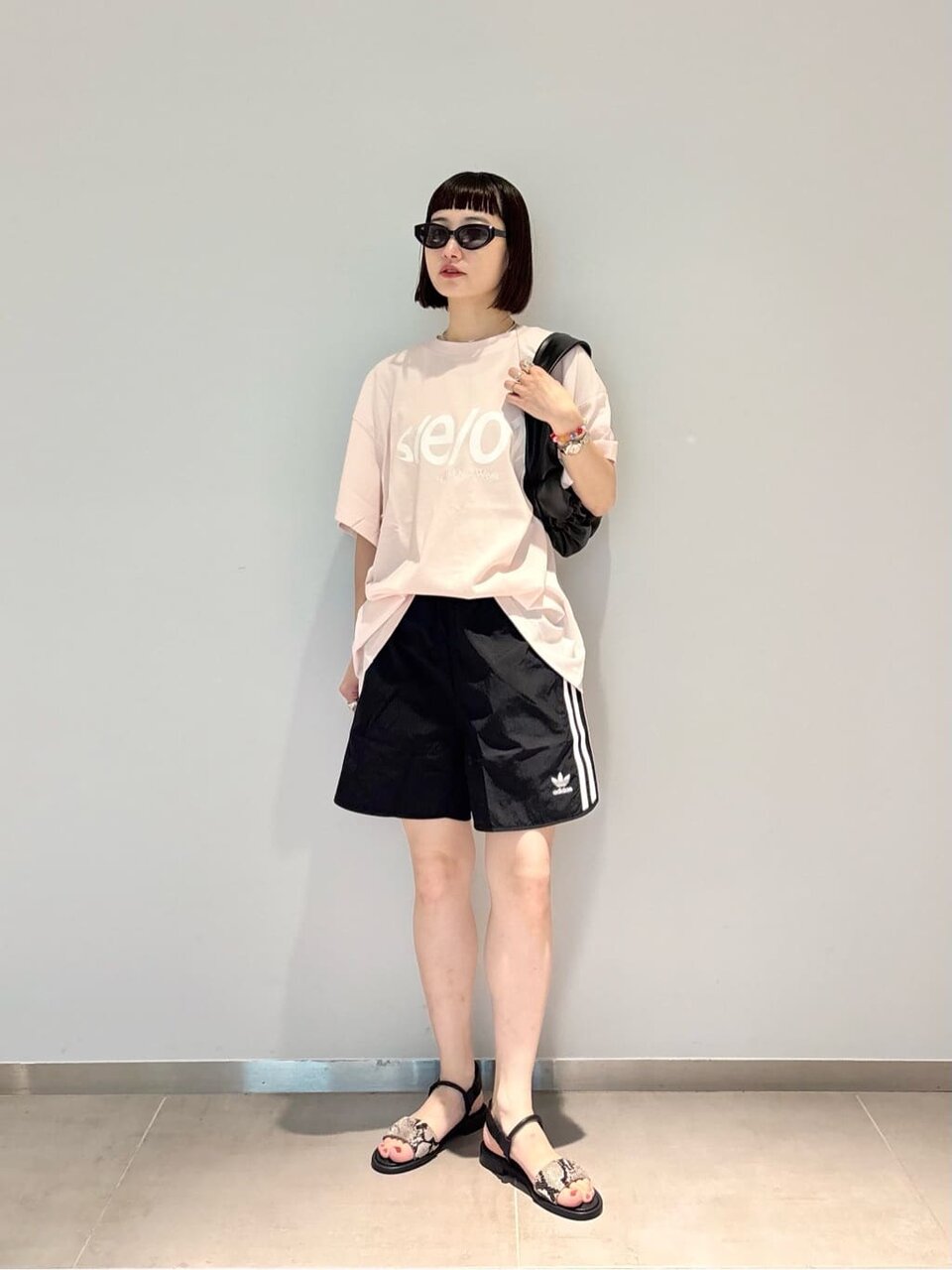 Tシャツとショートパンツを着た女性