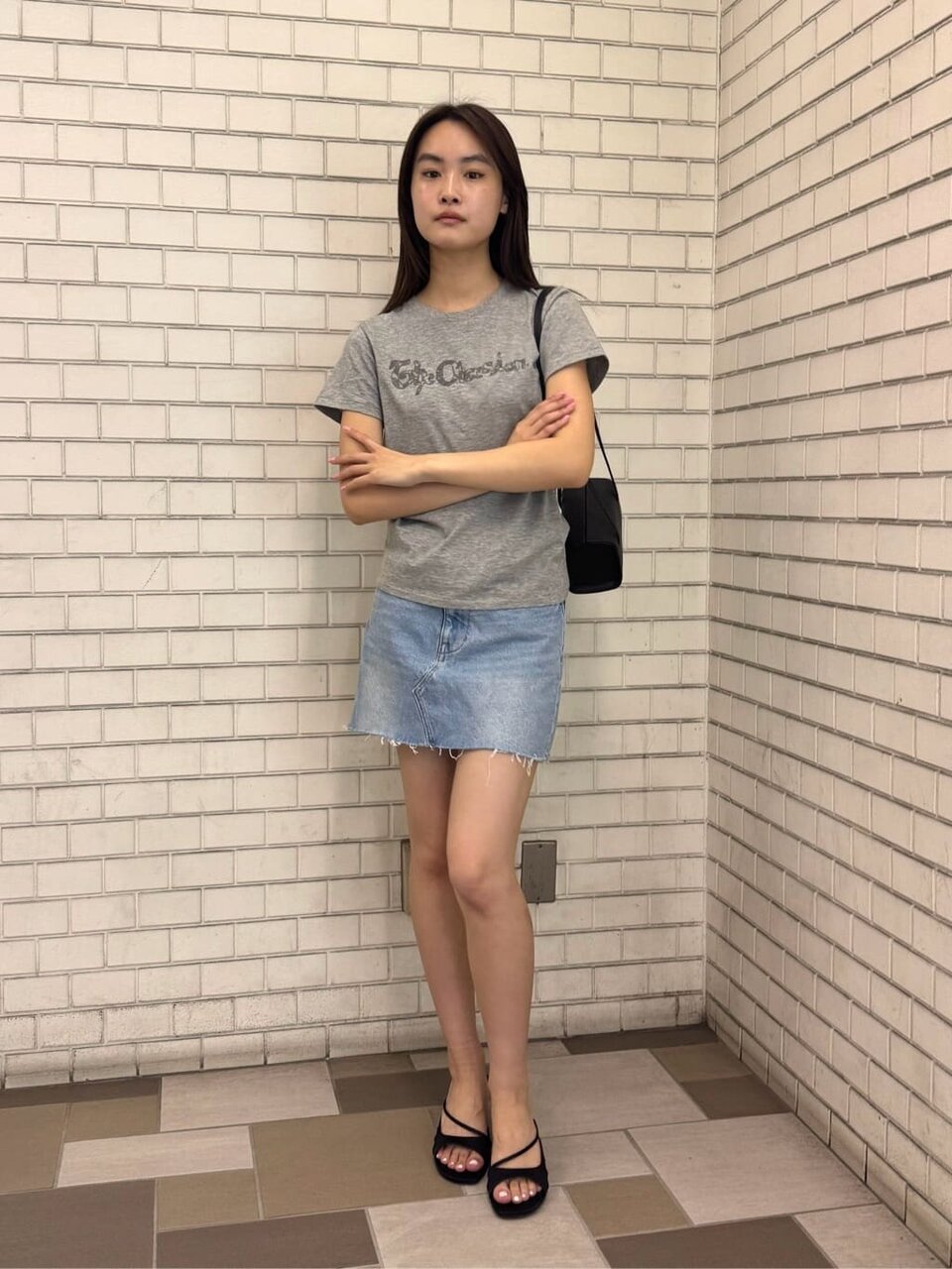 Tシャツとデニムスカートを着た女性